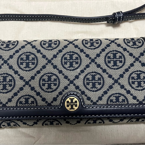 Tory Burch | T Monogram Jacquard Chain Wallet | Tory Navy - Picture 5 of 11